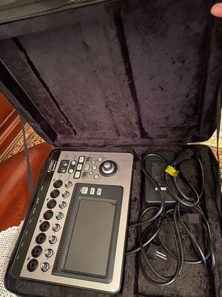 Mesa de mezclas digital QSC Touchmix-8