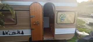 Caravana restaurada con placa solar y su document