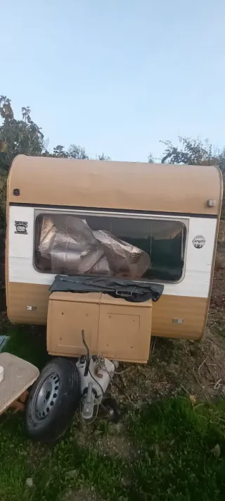 Caravana restaurada con placa solar y su document