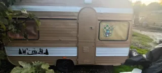 Caravana restaurada con placa solar y su document