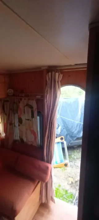 Caravana restaurada con placa solar y su document