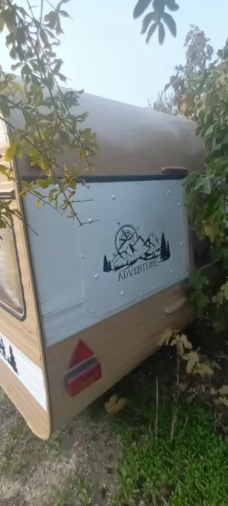 Caravana restaurada con placa solar y su document