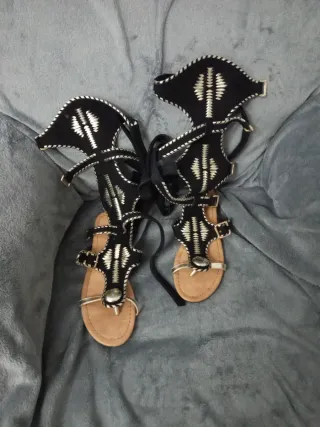 Sandalias gladiador negras y doradas