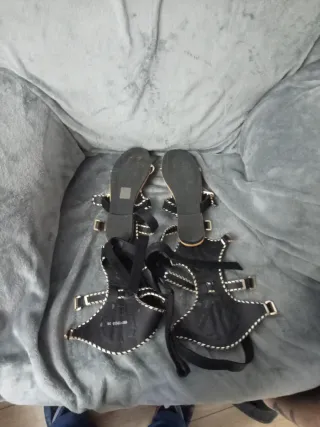 Sandalias gladiador negras y doradas