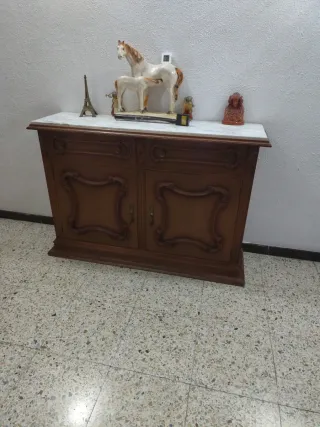 Recibidor antiguo de madera y mármol