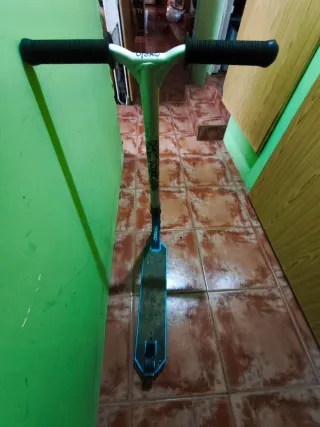 Patinete freestyle plateado y negro