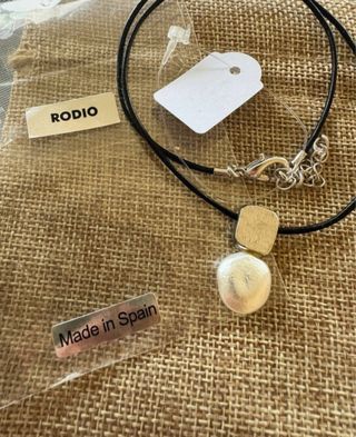 Collar cuero negro con colgante plateado y perla