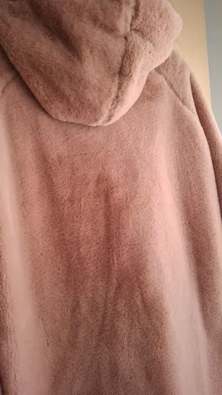 Abrigo rosa ,de pelo, con capucha,tiene forro.