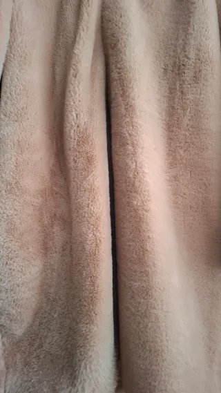 Abrigo rosa ,de pelo, con capucha,tiene forro.