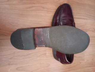 Zapatos de vestir burdeos.