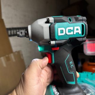 Llave de impacto inalámbrica DCA 20V