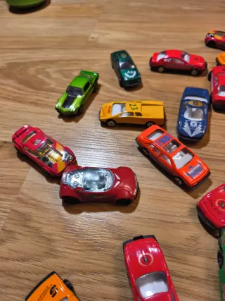 Lote coches Hot Wheels de juguete variados