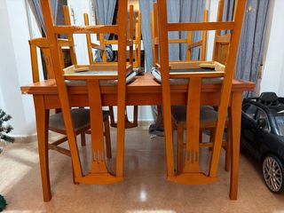 Mesa de comedor de madera