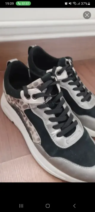 Zapatillas Geox Mujer Negras y Plateadas