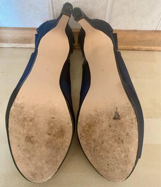 Décolleté blu con fiocco e strass