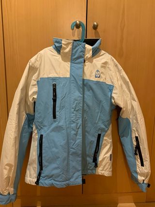 Chaqueta de esquí azul y blanca