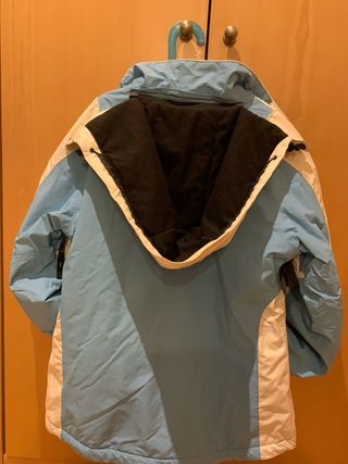 Chaqueta de esquí azul y blanca