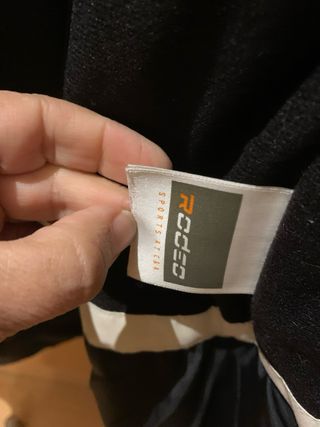 Chaqueta de esquí azul y blanca