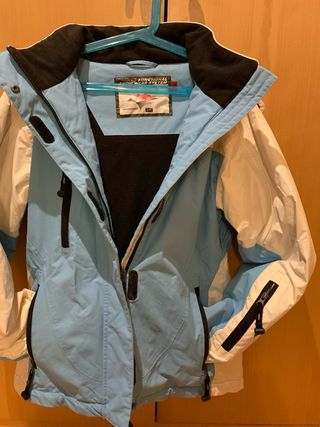 Chaqueta de esquí azul y blanca