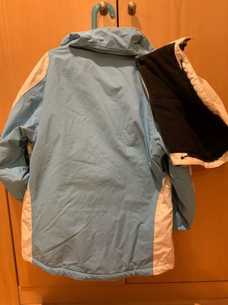 Chaqueta de esquí azul y blanca