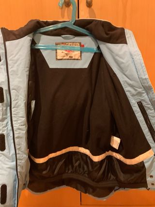 Chaqueta de esquí azul y blanca