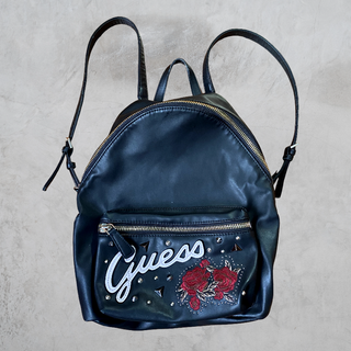 Mochila Guess negra bordada Y2K