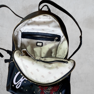 Mochila Guess negra bordada Y2K