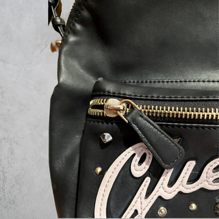 Mochila Guess negra bordada Y2K