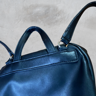 Mochila Guess negra bordada Y2K