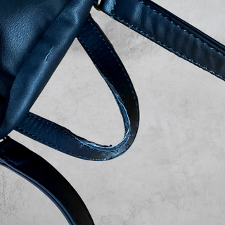 Mochila Guess negra bordada Y2K