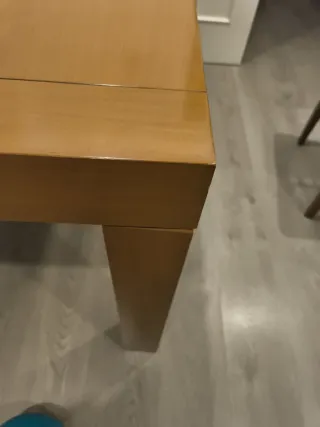 Mesa de salón de madera