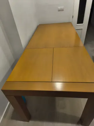 Mesa de salón de madera