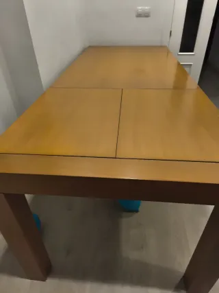 Mesa de salón de madera
