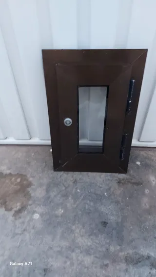 Ventana aluminio marrón con cristal 26.5 por 42