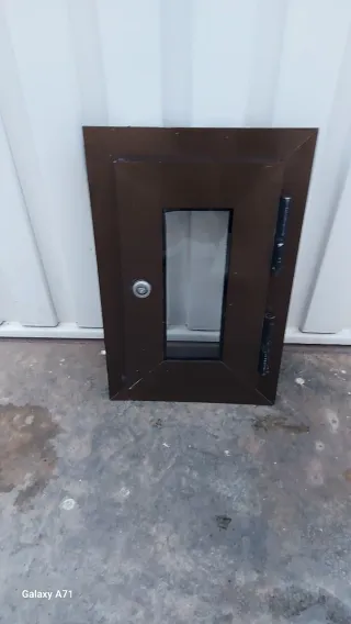 Ventana aluminio marrón con cristal 26.5 por 42