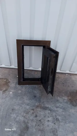 Ventana aluminio marrón con cristal 26.5 por 42