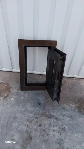 Ventana aluminio marrón con cristal 26.5 por 42