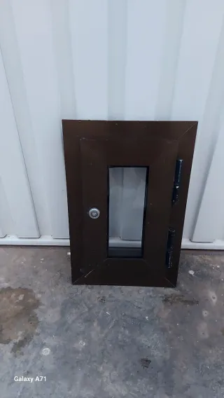 Ventana aluminio marrón con cristal 26.5 por 42