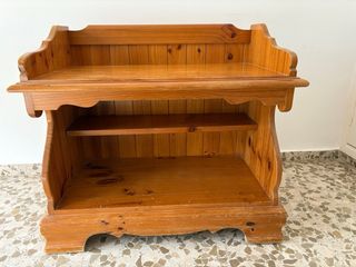 Estantería de madera rústica