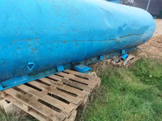 Depósito de agua azul