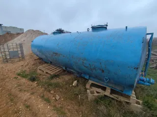 Depósito de agua azul