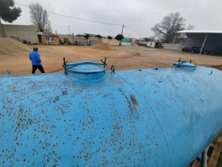 Depósito de agua azul