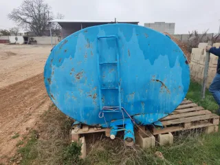Depósito de agua azul