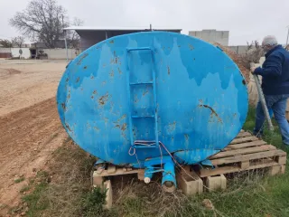 Depósito de agua azul