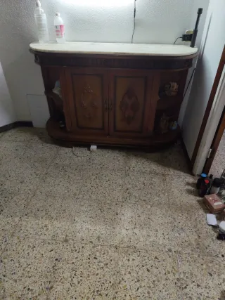 Recibidor antiguo de madera y mármol