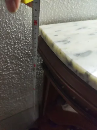 Recibidor antiguo de madera y mármol