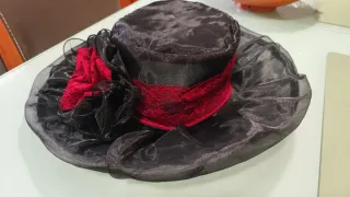 Sombrero modernista mujer negro y rojo
