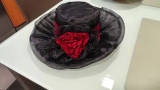 Sombrero modernista mujer negro y rojo