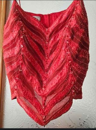 Vestido de fiesta rojo con pedrería