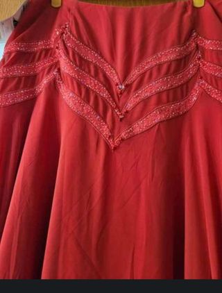 Vestido de fiesta rojo con pedrería